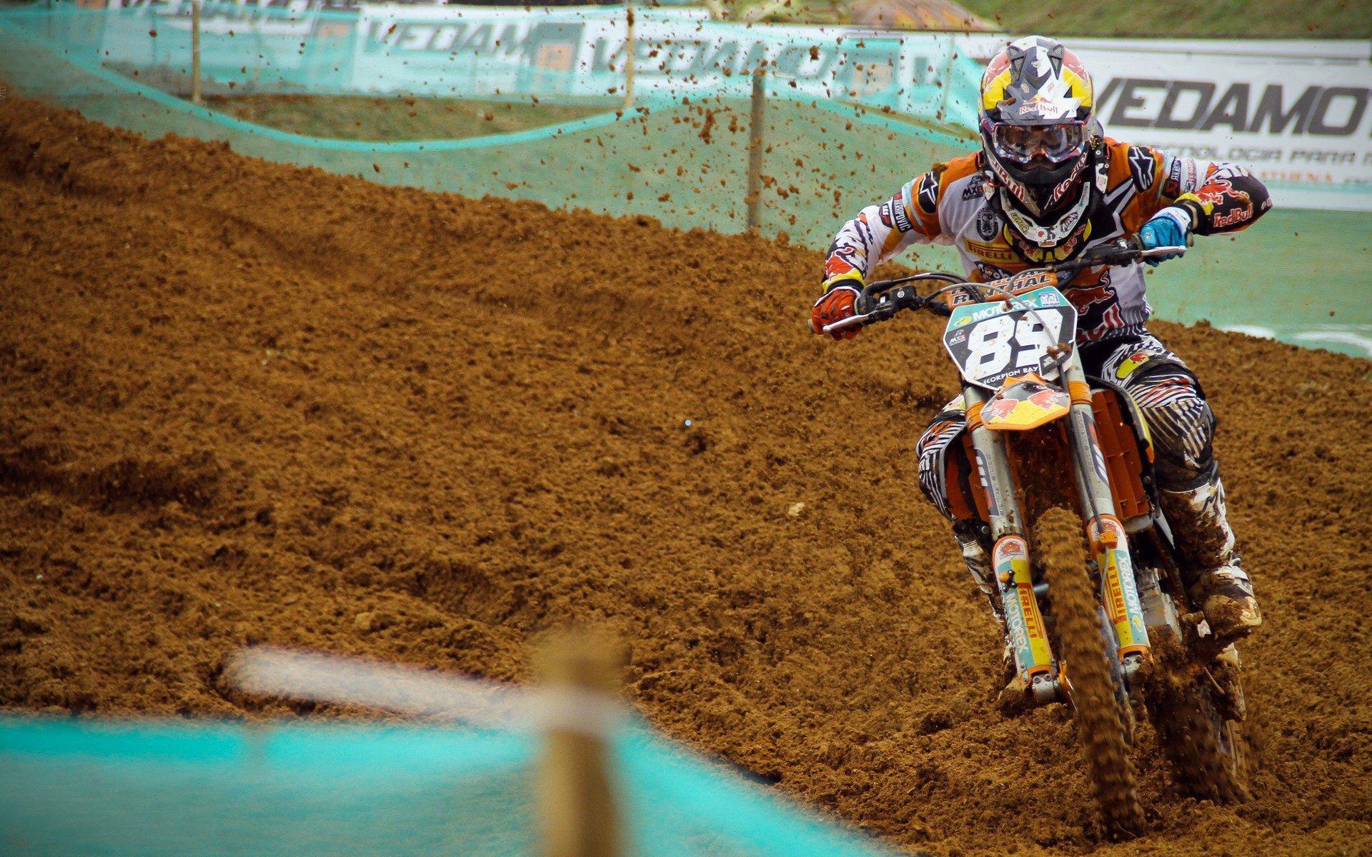 维尔茨遭飞踹引发赛场风波,英超官方为戈麦斯黄牌辩护,未使用过度力量背后的争议漩涡