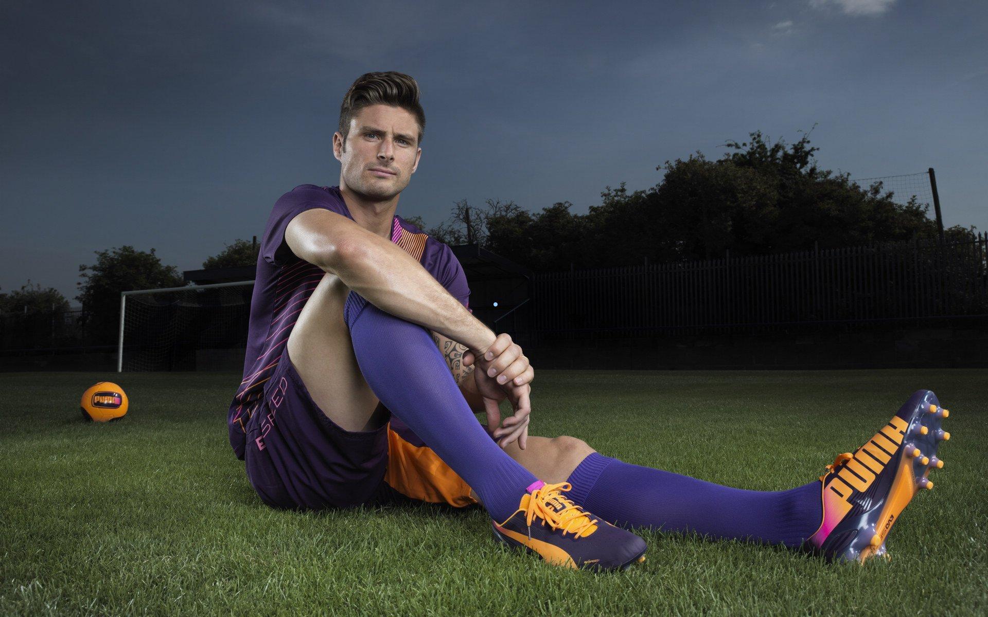 格罗西茨基公开辟谣,借钱传闻源头成谜,莱万关系未受影响